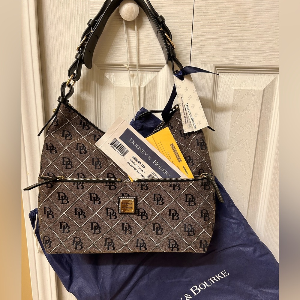 Dooney & Bourke zipper sac bag. Dust bag included.